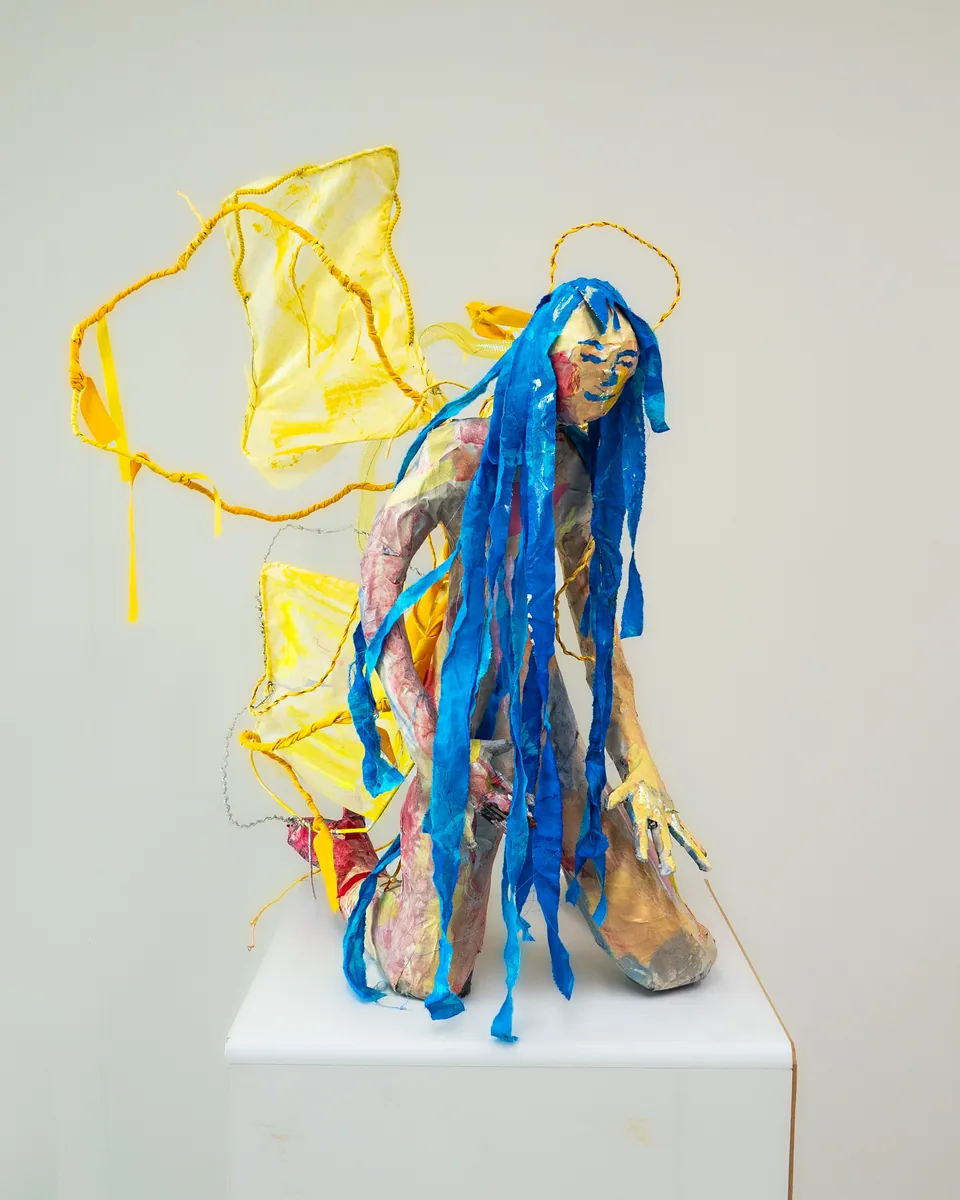 Na-bi smiling sculpture